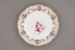 Assiette d'une série de quarante et une (R 510 à 549 bis); du service en pâte tendre blanche décorée de vases fleuris et d'amour en camaïeu rose et à bordure oeil de perdrix doré (R 489 à 549), image 1/3