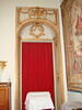 Embrasure et dessus-de-porte décoré d'un trophée avec un caducée et un pell., image 1/3