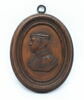 Médaillon ovale dans un cadre : buste de jeune homme de profil, image 1/2