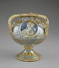 Vase ballon sur pied, à trois anses :  profils de guerriers, image 1/4