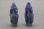 Deux vases à facette à décor de tête d'animaux fantastiques à trompe
lapis lazuli, image 2/3