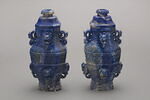 Deux vases à facette à décor de tête d'animaux fantastiques à trompe
lapis lazuli, image 1/3