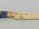 Paire de couteaux à dessert à manche en lapis-lazuli, à lame d'or pour l'un et d'acier pour l'autre, image 2/6