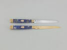 Paire de couteaux à dessert à manche en lapis-lazuli, à lame d'or pour l'un et d'acier pour l'autre, image 3/6