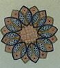 Grand plat circulaire en faïence, décor bleu et rouge de lambrequin au marli, et d'une rosace au centre., image 3/5
