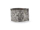 Bracelet à décor de cavaliers et de griffons d'une série de trois bracelets (OA 8200 à OA 8202), image 1/4