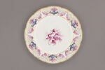 Assiette d'une série de quarante et une (R 510 à 549 bis); du service en pâte tendre blanche décorée de vases fleuris et d'amour en camaïeu rose et à bordure oeil de perdrix doré (R 489 à 549), image 1/4