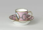 Tasse litron et soucoupe décorées d'oeils de perdrix roses et de scènes avec des angelots, image 3/4