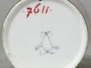 Tasse litron et soucoupe décorées d'oeils de perdrix roses et de scènes avec des angelots, image 2/4