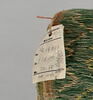 Tissu de laine imitant la tapisserie décoré, sur fond beige, d'ornements en dents de scie verts et ocre, image 2/5