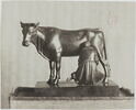 Groupe sculpté : paysanne trayant une vache, image 12/12