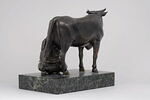 Groupe sculpté : paysanne trayant une vache, image 3/12