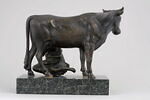 Groupe sculpté : paysanne trayant une vache, image 6/12