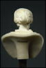 Buste de femme au chignon retenu par un diadème, image 3/4