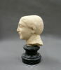 statue, image 2/2