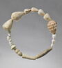 Coquillages et perles de terre cuite, image 1/8