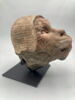Tête de singe avec un bonnet rouge et blanc, image 2/6