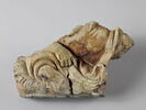 Relief représentant un fleuve couché, main retenant une draperie sur un torse masculin nu, image 2/7