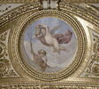 Plafond : Salle des Antonins - Les Génies du Temps (deux Amours tenant l'un un compas, l'autre un sablier), sur la voûte, côté est au centre, image 3/4