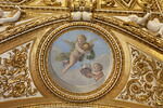 Plafond : Salle des Antonins - Les Génies des Eaux (deux Amours dont l'un verse de l'eau dans un récipient), sur la voûte côté ouest, au nord., image 2/4