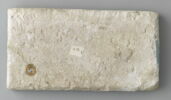 Fragment de carreau de revêtement à décor épigraphique, image 2/2