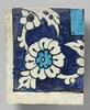 Fragment d'un carreau issu d'un panneau de revêtement aux vases fleuris, image 1/2