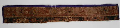 Fragment de bordure d'un tapis à décor floral, image 1/2