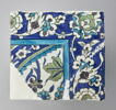 Carreau d'angle aux grappes de raisin dans un treillis de mandorles et bordure fleurie saz, image 1/2