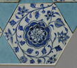 Carreau hexagonal à décor floral, image 3/4