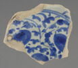 Fragment de fond de plat à décor bleu et blanc, image 1/2