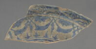 Fragment de bord de plat à décor de guirlandes de fleurons bleu et blanc, image 2/2