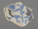 Fragment de fond de plat à décor végétal bleu et aubergine, image 2/2
