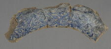 Trois fragments recollés de bord de plat à décor bleu et blanc, image 2/2