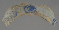 Trois fragments recollés de bord de plat à décor bleu et blanc, image 1/2