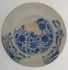 Grand plat très fragmentaire, décor bleu et blanc, image 1/2