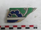Fragment d'un carreau de bordure au rinceau de rumi enfermant des fleurettes et des pivoines, image 1/2