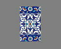 Carreau de bordure aux quadrilobes faits de fleurons bifides rumi et frises de rosettes et d'oeillets sur fond bleu, image 1/2