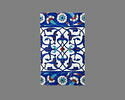 Carreau de bordure aux quadrilobes faits de fleurons bifides rumi et frises de rosettes et d'oeillets sur fond bleu, image 1/2