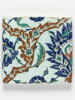 Carreau à décor de médaillons formés d'arabesques florales, de palmettes feuillues et de fleurs composites, image 1/2