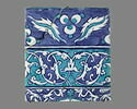 Carreau à double bordure à fleurons bifides rumi sur fond turquoise et à décor de cintemani sur fond bleu, image 1/2