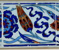 Fragment de carreau de bordure au rinceau de rosaces, quatre fleurs et nuages tchi, image 1/2