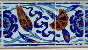 Fragment de carreau de bordure au rinceau de rosaces, quatre fleurs et nuages tchi, image 2/2