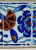 Fragment de carreau de bordure au rinceau de rosaces, quatre fleurs et nuages tchi, image 1/2