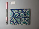 Bordure à rinceau de fleurettes et triangles, image 1/5