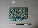 Carreau de bordure aux oeillets, tulipes et feuilles dentelées sur fond bleu, image 2/2