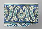 Carreau de bordure aux oeillets, tulipes et feuilles dentelées sur fond bleu, image 1/2