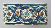 Frise de bordure à rinceaux de mandorles polylobées fleuries, rosette et tulipes, image 1/2