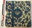 Carreau de bordure au réseau de quatre fleurs enserrant des palmettes feuillues. Bordure à rinceau floral sur fond bleu sombre, image 2/2