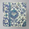 Carreau de bordure au réseau de quatre fleurs enserrant des palmettes feuillues. Bordure à rinceau floral sur fond bleu sombre, image 1/2