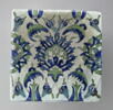 Carreau à palmette feuillue au centre d'yun réseau de fleurs épanouies, de tulipes et de petites feuilles dentelées, image 1/2